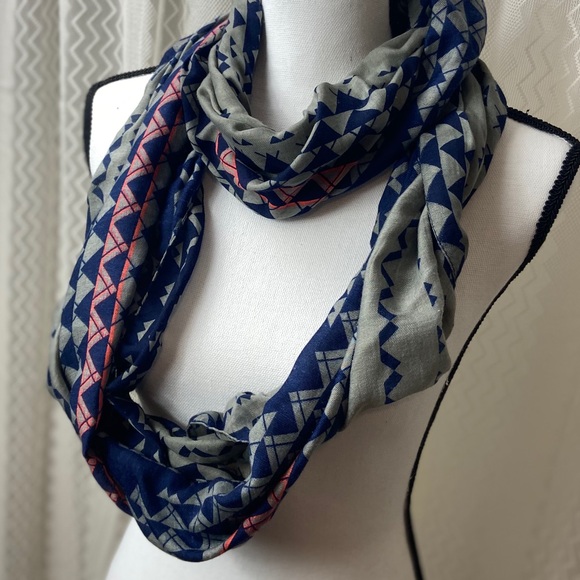 3/25 Evelyn K New York Scarf Geometric Shape Gray - Picture 7 of 11